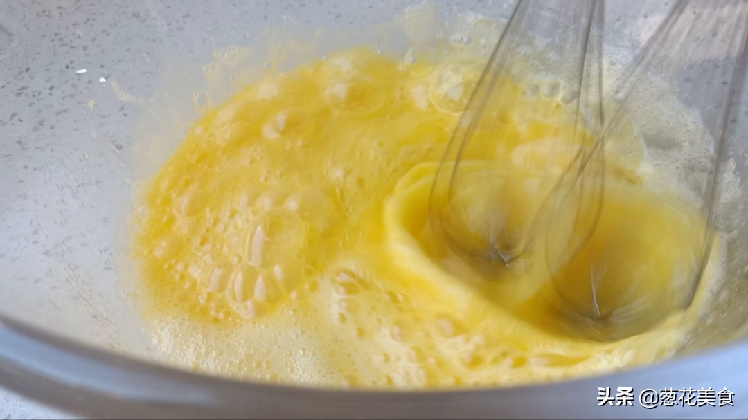 4個雞蛋1碗麵粉，教你自己在家做老式雞蛋糕，還是小時候的味道