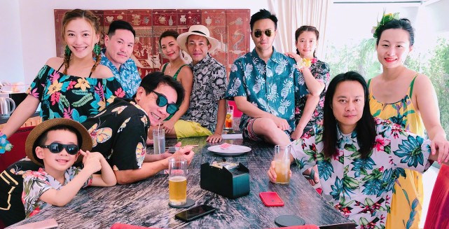 袁咏仪因张智霖生日抱陈小春吃醋，应采儿给两人p图换脸无违和感