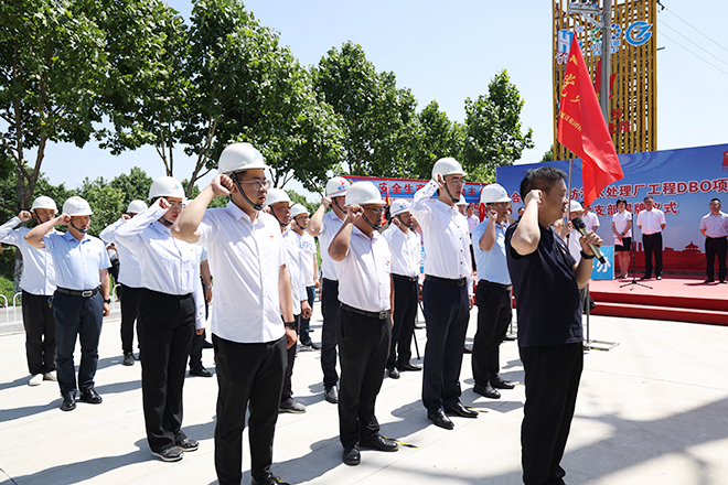随后,陈传东同志为项目临时党支部授"党员先锋队"旗帜,李红波代表项目