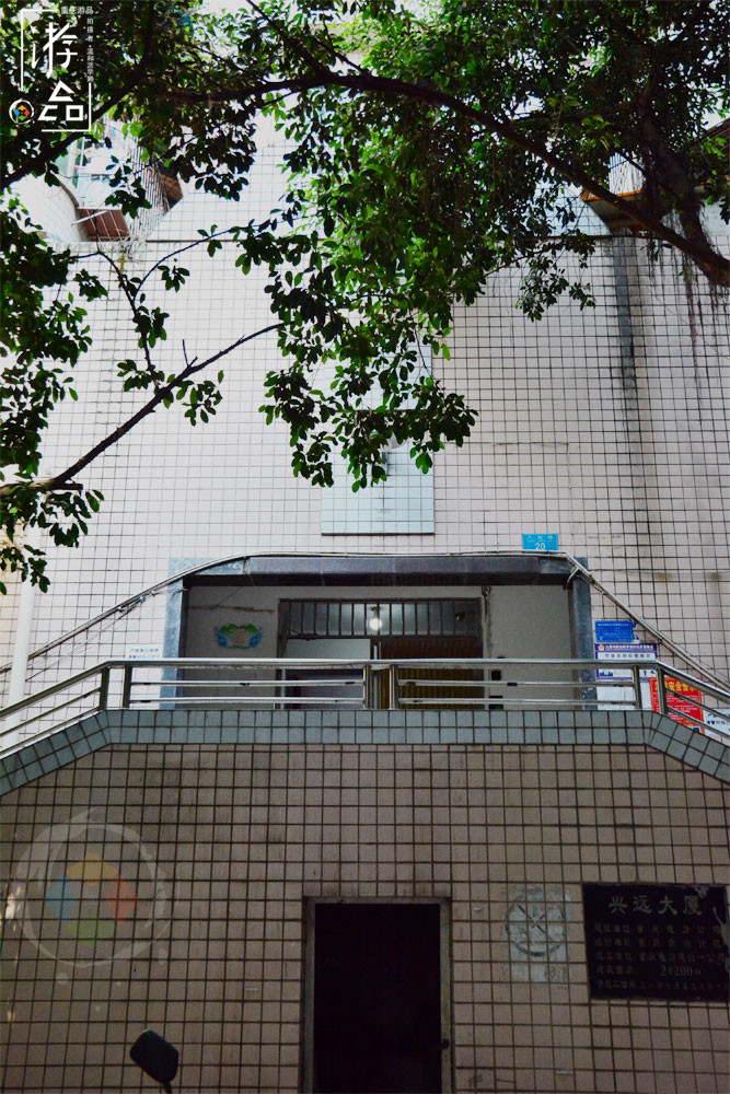 在重庆大溪沟探险：误入电力公司老社区，意外发现江边的聚金花市