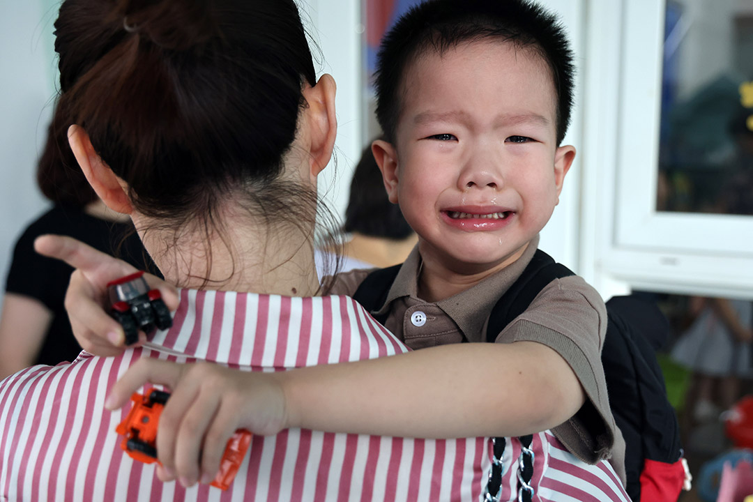 幼儿园开学第一天，孩子各种“戏精”表演，家长更厉害，还上树了