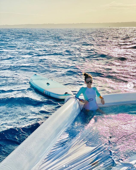 周杰伦昆凌为刘畊宏补过生日，夫妻俩戴墨镜秀恩爱，比寿星还抢镜