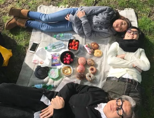 吴君如15岁女儿近照曝光！穿吊带皮裤身材丰腴，眼睛嘴巴超像爸
