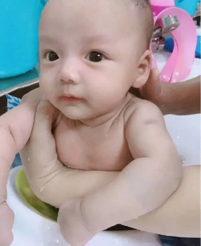 她花6年时间整成“杨幂”，嫁富二代结婚生子，