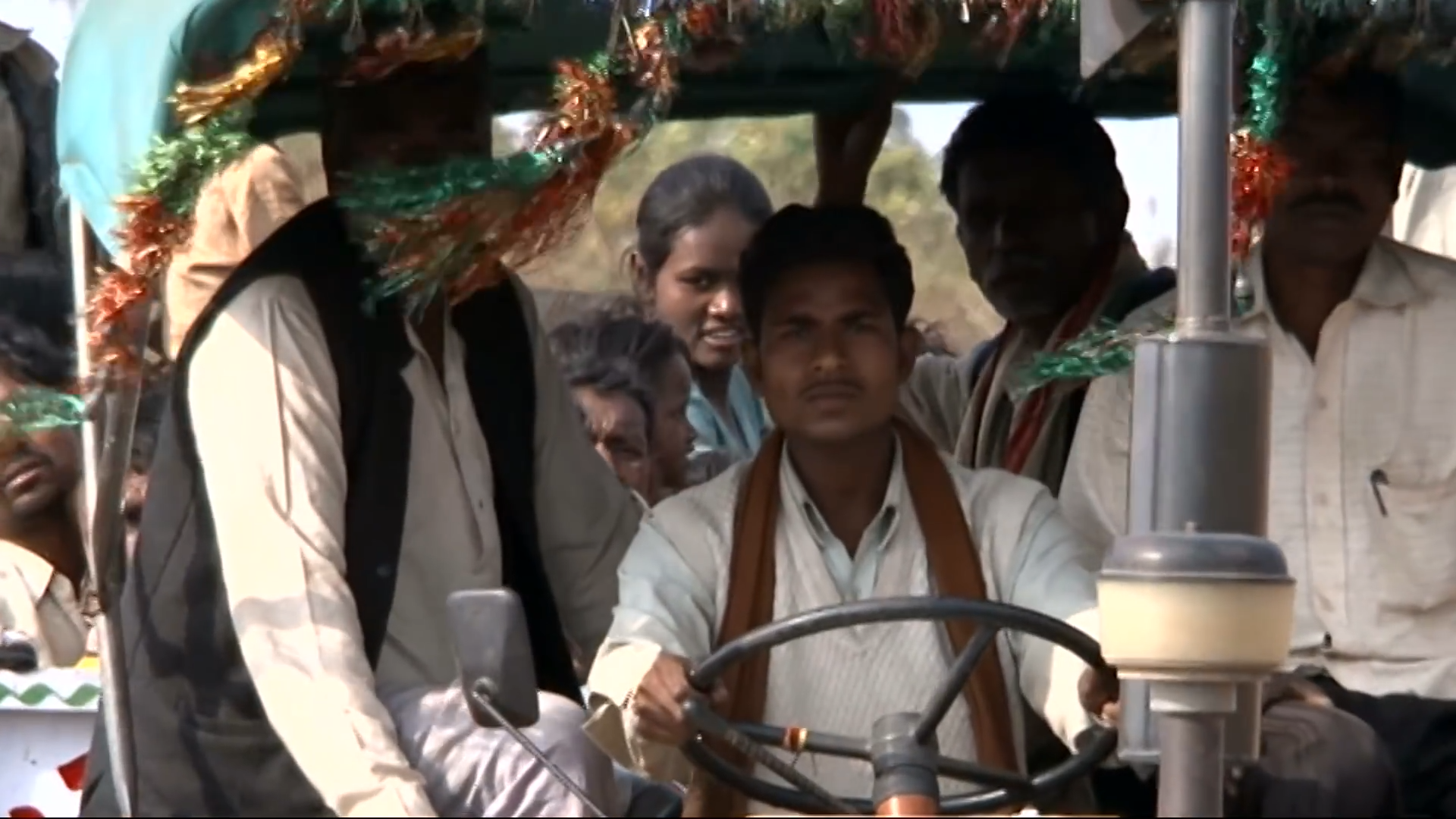 印度村长带20人挤一辆拖拉机，跋涉290公里，只为去恒河洗澡