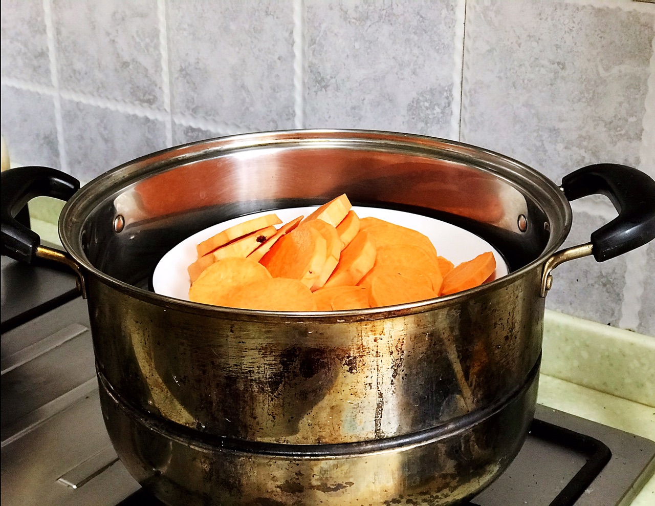 红薯跟豆沙的碰撞，做成美味的红薯豆沙饼，香甜软糯真好吃