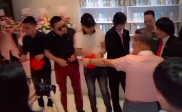 67岁八两金高调现身，坐百万豪车排场大，被指刘德华都没其嚣张