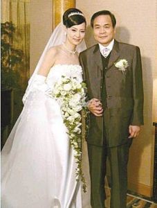 10年前丈夫意外坠楼去世，膝下无儿无女，如今刘雪华过得怎么样？
