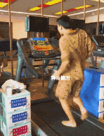 搞笑gif神评：非但不同情，甚至还觉得干得漂亮