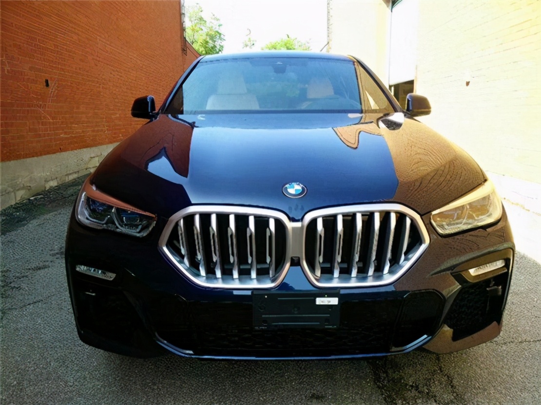 2021款宝马x6售价80万,号称最美公路越野车,操控和驾驶质感一流