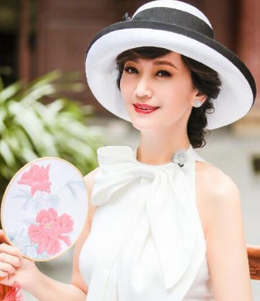 “不老女神”温碧霞新剧曝光，太妃一角引争议