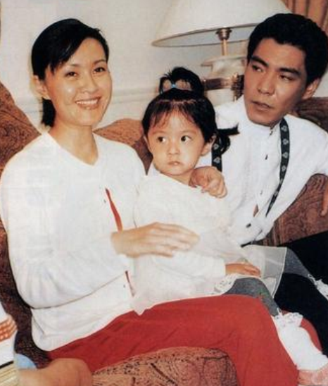 《精忠报国》的屠洪刚：娶了三个妻子，让母亲