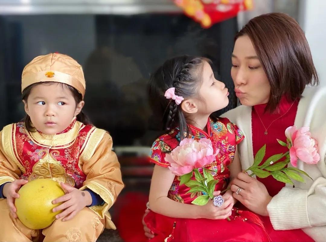 可愛！ 鍾嘉欣新年和女兒穿同款旗袍玩親親，獲兒子“翻白眼”嫌棄