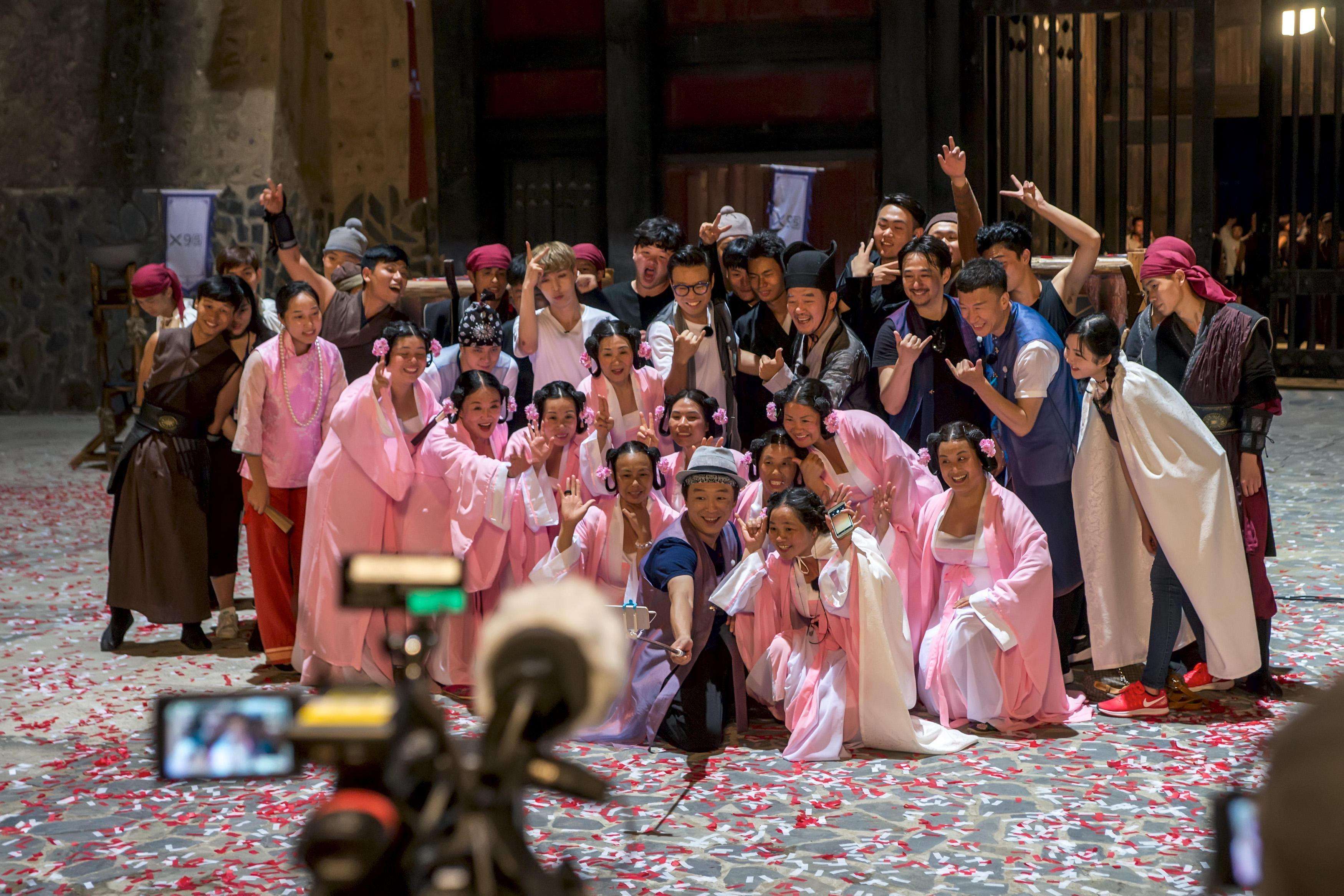 疫情下的横店：没有存粮的群演送外卖、睡公园