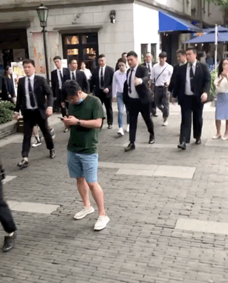 李佳琦半夜发文道歉，对线下活动安保开路推人，他向那位先生道歉