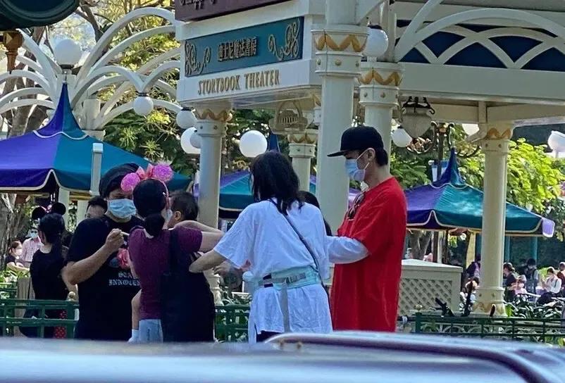 古巨基一家三口罕見出遊，公園自拍溫馨有愛，太太親力親為抱兒子