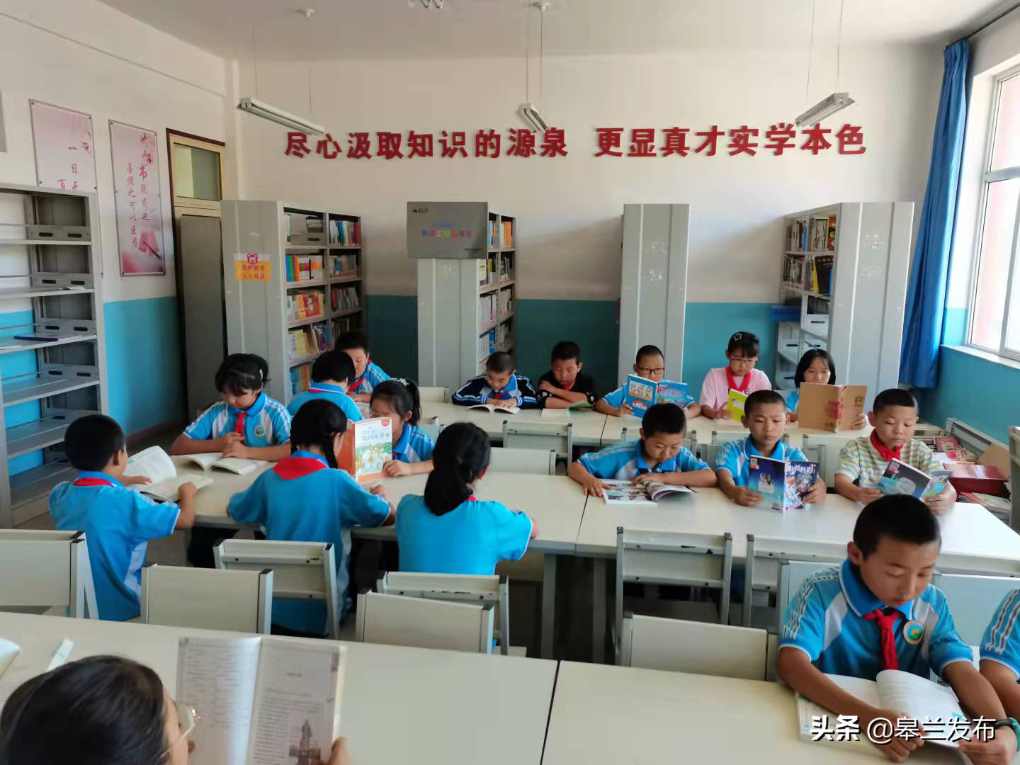皋兰县东湾小学获中国青基会“希望工程图书室”项目资助
