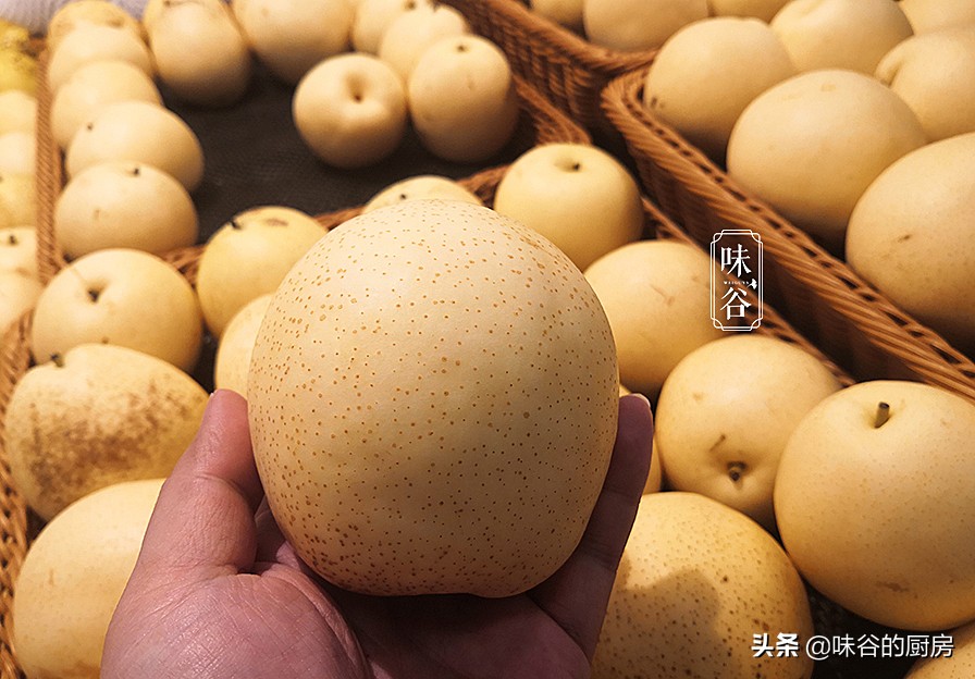 买梨子就得挑“母”的，香甜多汁味道好，牢记这4点，一挑一个准