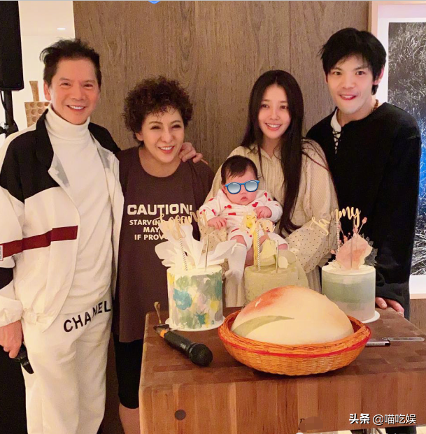 37岁郭碧婷产后暴瘦，素颜带娃脸颊凹陷，骨相美