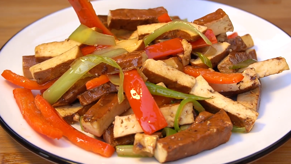 豆腐放鍋裡蒸一蒸，香辣下飯，不放肉也好吃，我家一周至少做3回