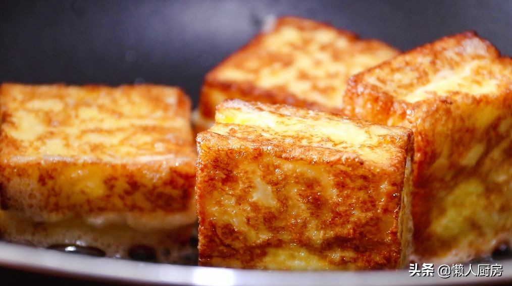 Don’t just make sandwiches for toast. Add milk and 2 eggs to make it more delicious.