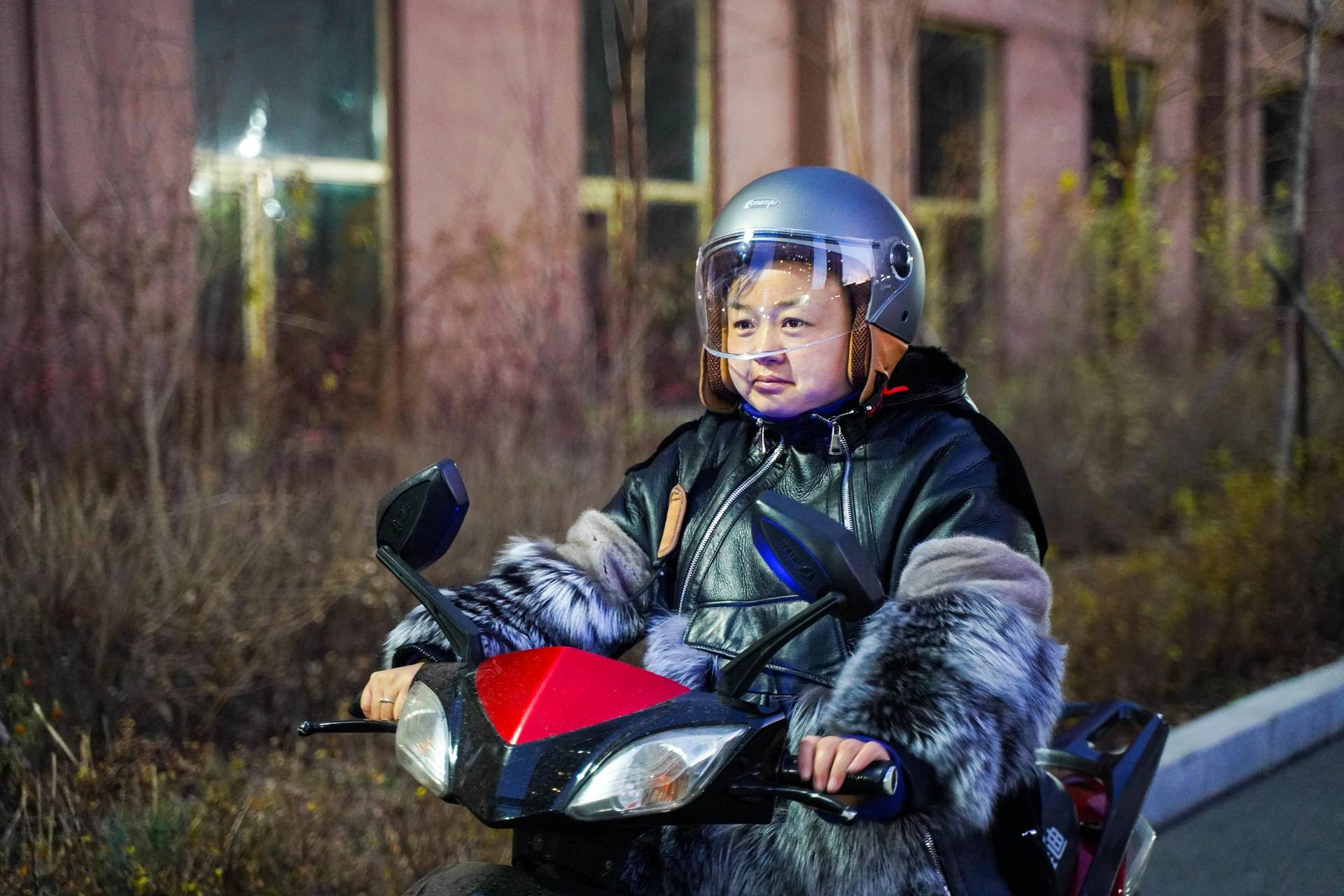 遵章守法，安全保护还好看，体验Smart4u复古头盔