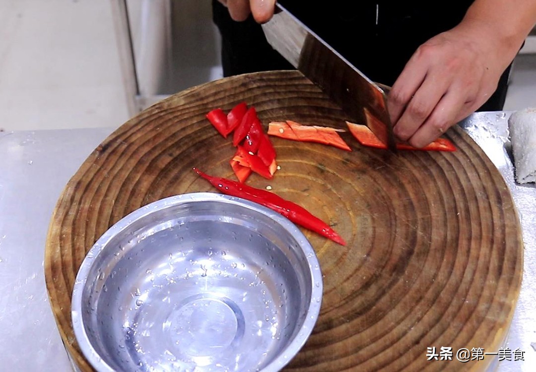 圖片[4]-飯店的香菇肉片為啥好吃 原來腌制是關(guān)鍵 廚師長教你正確做法-起舞食譜網(wǎng)