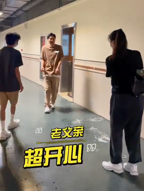 张智霖夫妇穿情侣装吃火锅，袁咏仪面色粉润，49岁脸部生图绝了