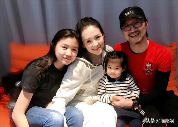 章子怡抱儿子逛环球影城，16岁继女抢镜：穿800元魔法袍亮眼