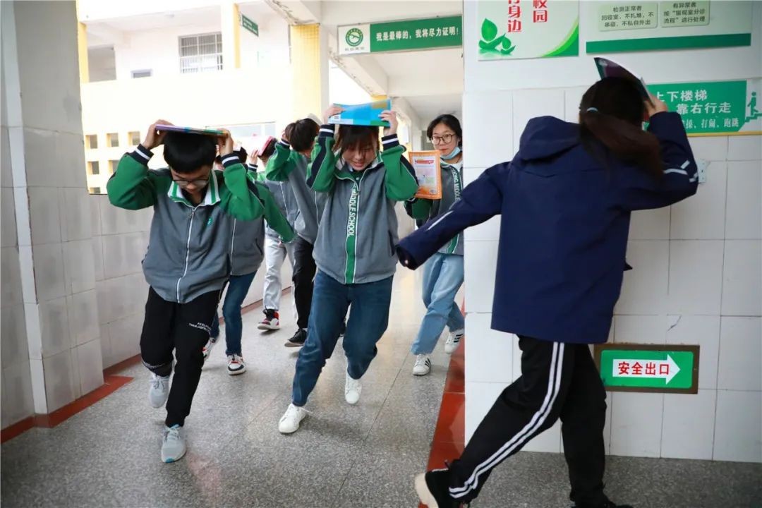 西充中学举行防震避险应急疏散演练