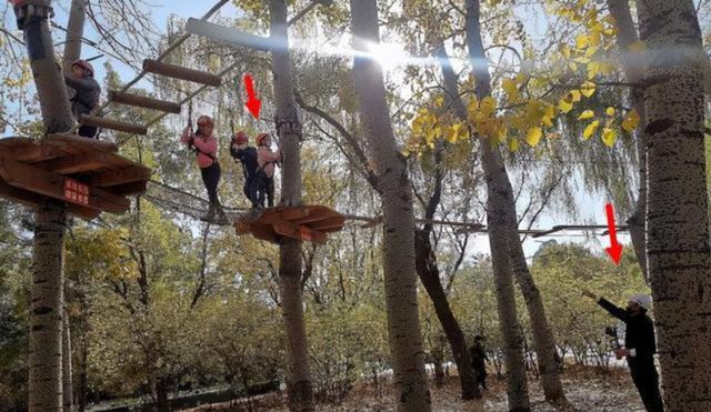 李小璐送女兒去演出彩排，曬母女合影，笑容如復制粘貼