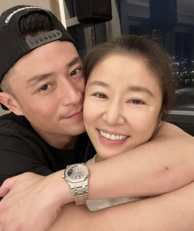 林心如生日宴現場曝光，霍建華秀恩愛，鎖喉式擁抱老婆盡顯佔有欲