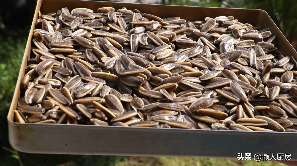 想吃焦糖瓜子不用买，自己在家就能做，一煮二晒三烤制3步搞定