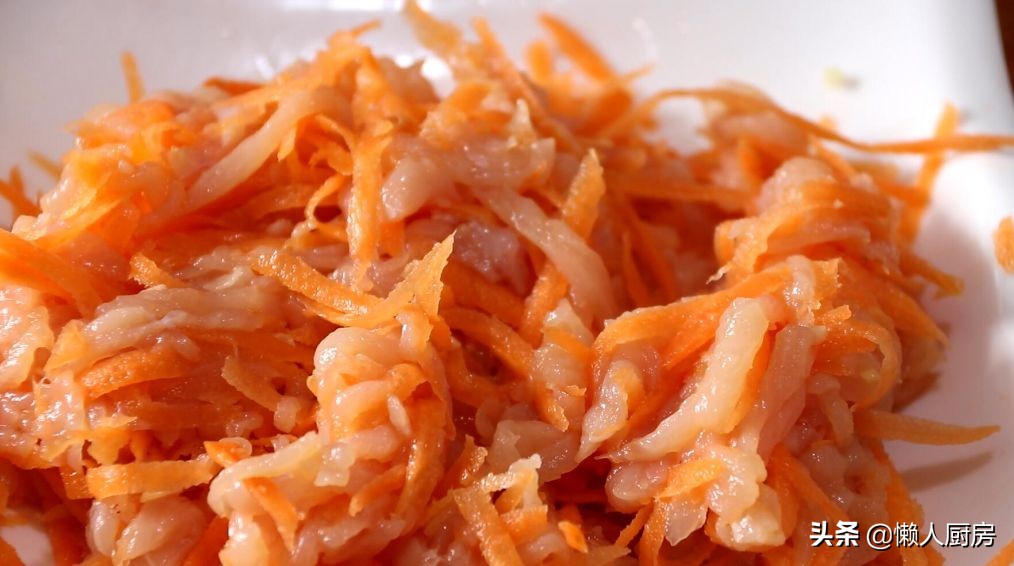 很多人說雞胸肉吃著柴，那是你不會做，配上胡蘿蔔，做成雞肉餅