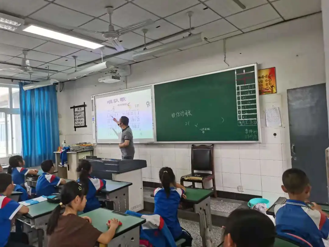 成都市双流区黄龙溪学校开展“红领巾心向党”主题队会活动