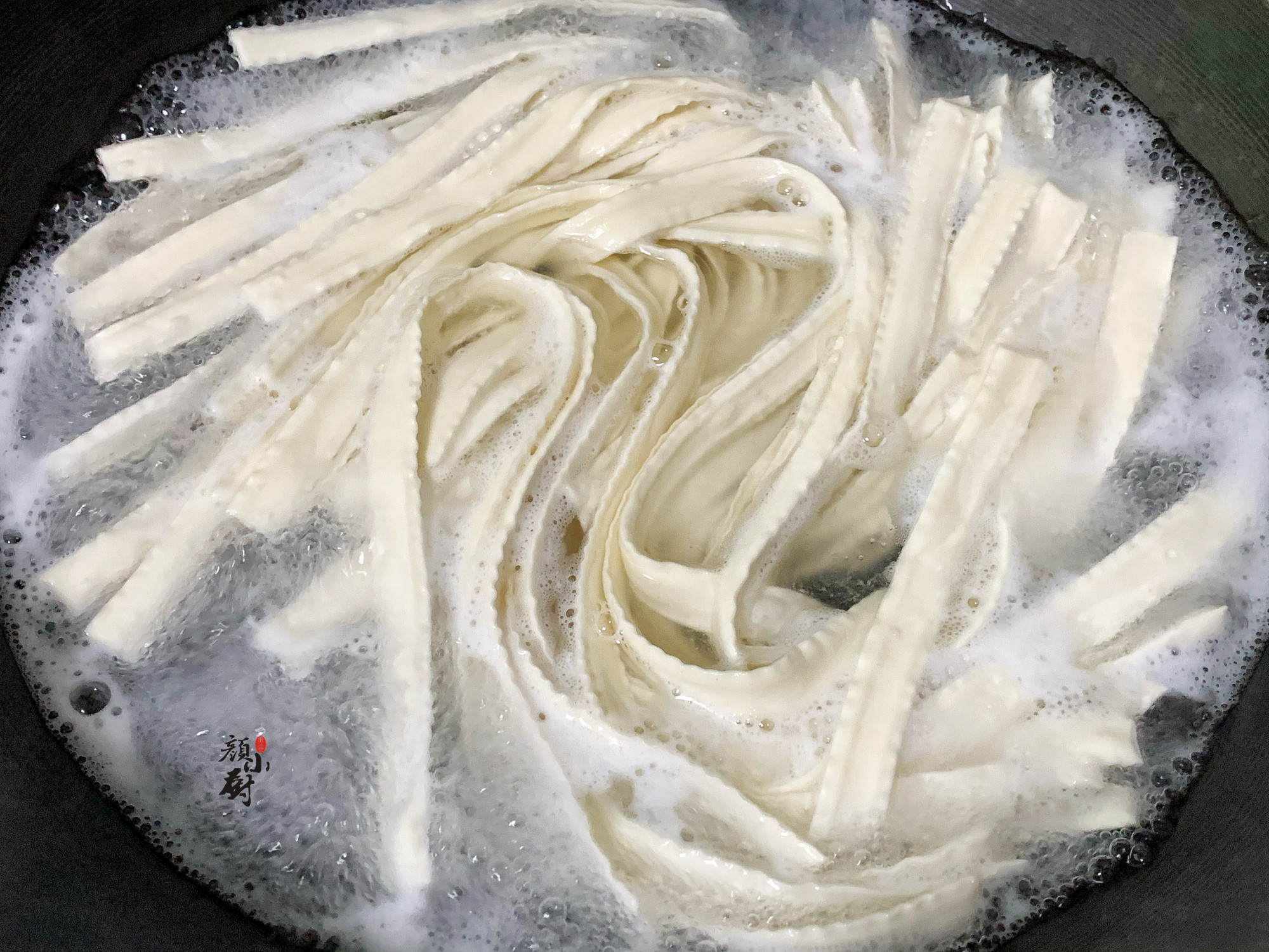 氣溫回升，我家常吃這碗麵，煮一煮10分鐘出鍋，拌醬吃真香