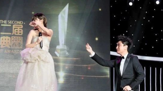贾乃亮见证路人浪漫求婚，转身直接哭泣，这段感情他始终没有放下