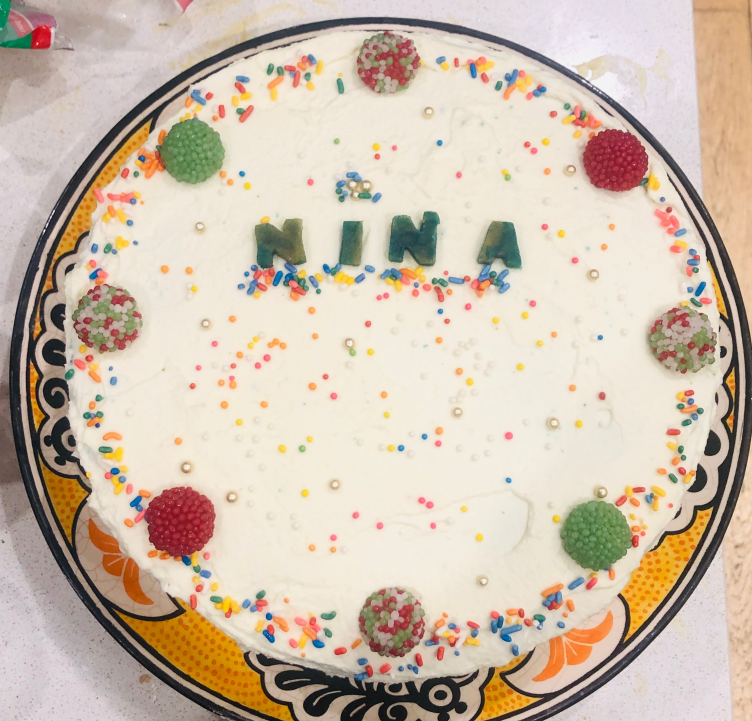 劉燁妻子曬女兒九歲生日照，雙眼有神皮膚黑，一對兔牙搶鏡