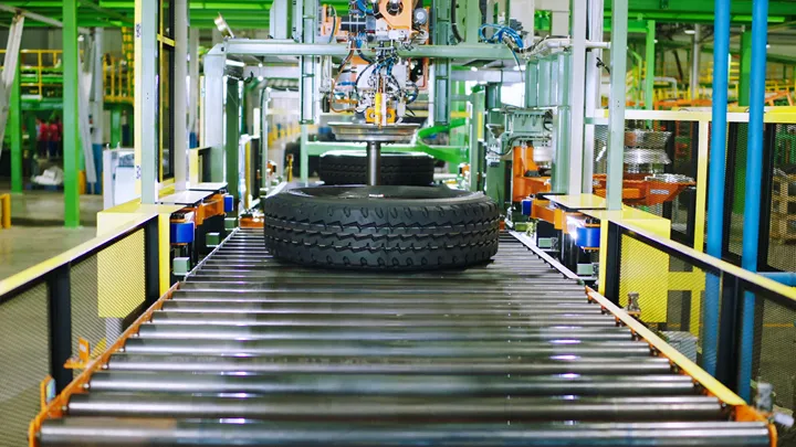 在浦林成山(山东)智能化生产车间里,高度智能化的生产让人惊奇:轮胎能