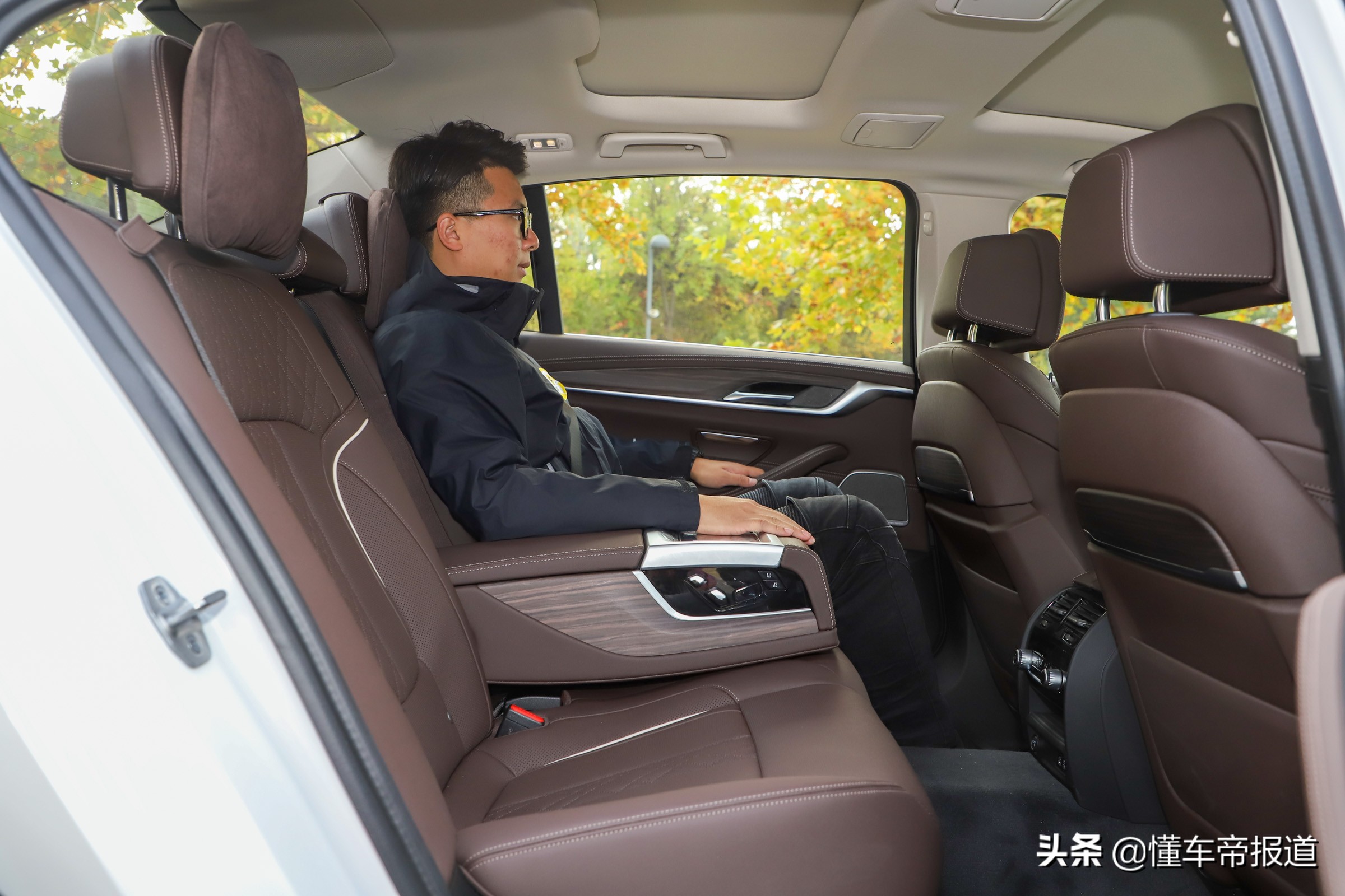 新车 | 宿敌对决！首试2021款宝马5系对比奔驰E级