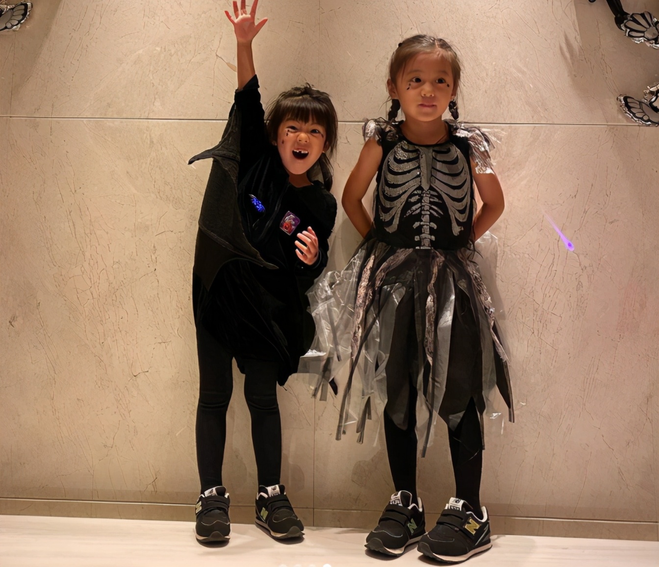 賈靜雯一家過萬聖節，倆女兒扮鬼臉太可愛，修傑楷用力呲牙很滑稽