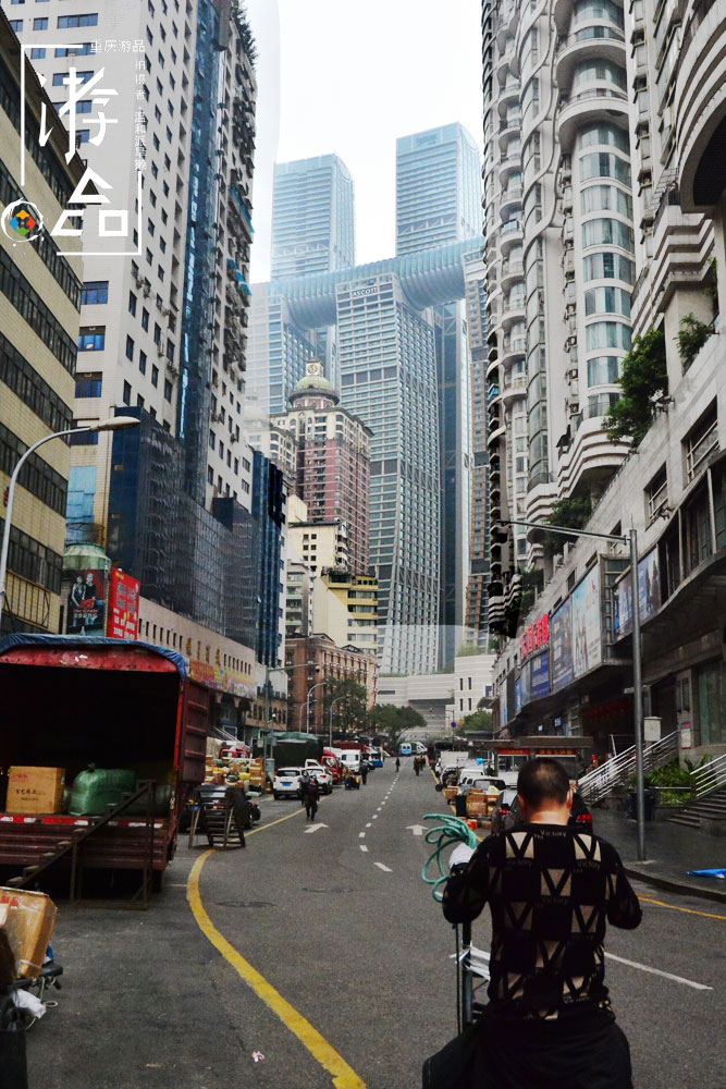 在来福士的阴影下劳动，朝天门的棒棒们，贫穷与勤劳不是原罪