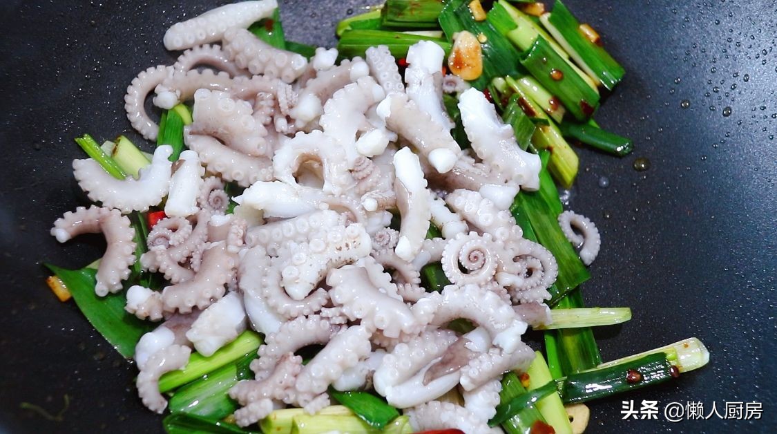 這是爆炒八爪魚的做法，水沸焯水就錯了，教你一招，吃起來不老