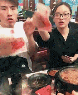搞笑动图:这妹子实在太有趣了图片