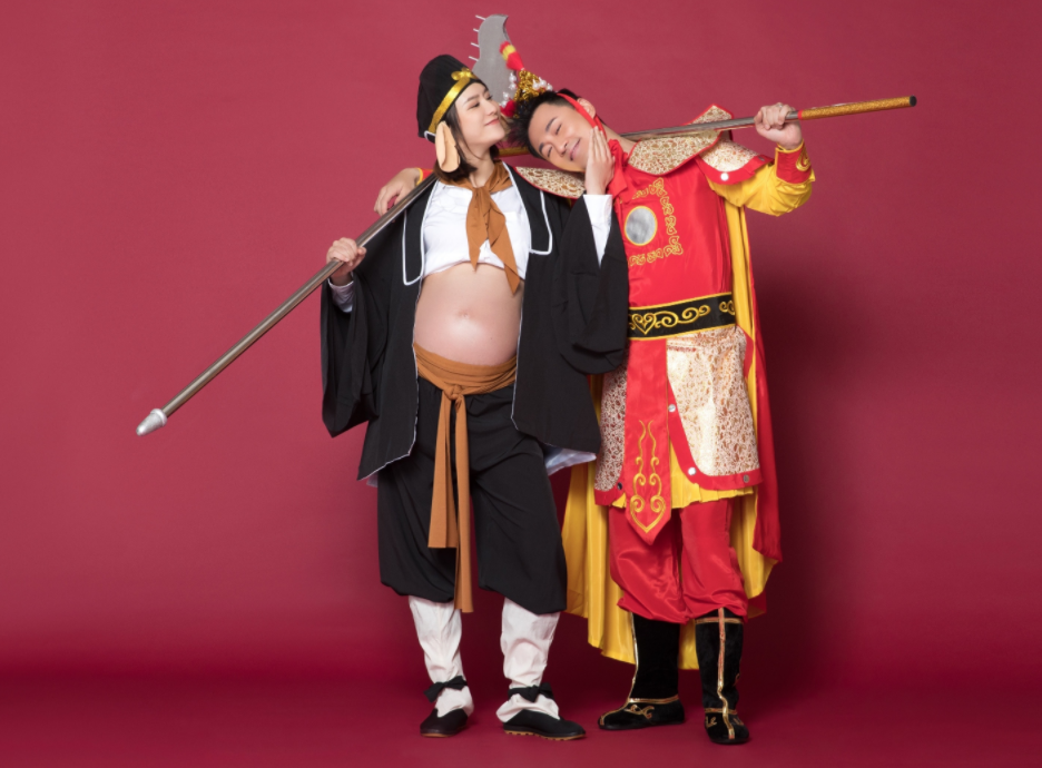 林峯官宣当爹，与张馨月共晒孕肚cos写真，恩爱又诙谐