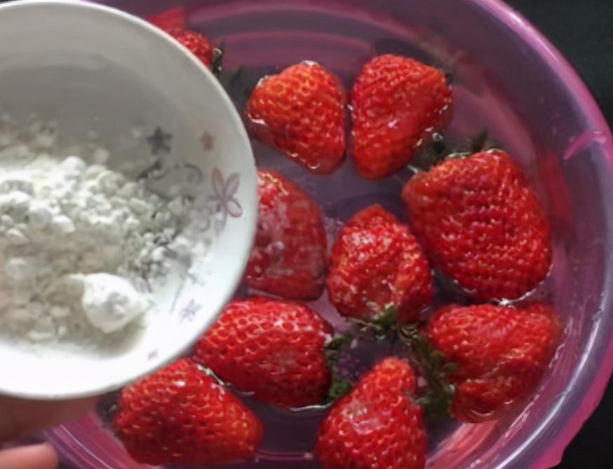 洗草莓，加盐加碱都不对！教你正确方法，洗得超干净，吃得更放心