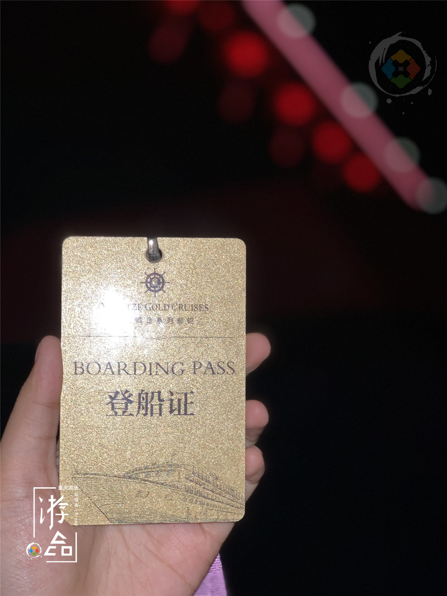 重庆黄金游轮有多豪华？内部一片金碧辉煌，高级自助餐随便吃