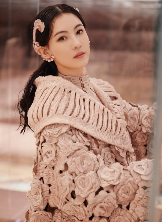 张柏芝现身高定秀T台，半永久贴头皮发型走红，