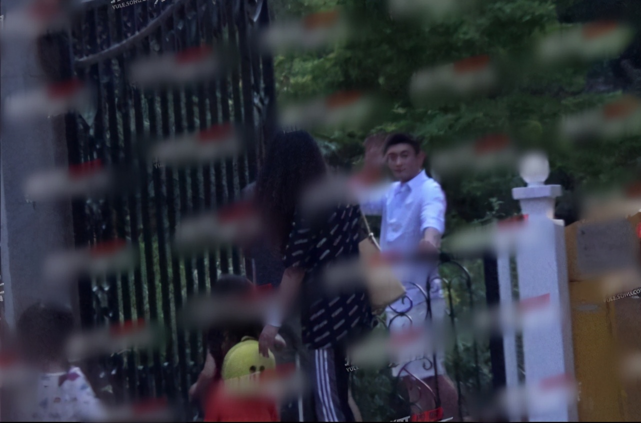 杜江獨自送兩個孩子出門，依依不捨神秘小女孩，真不是對方父親嗎