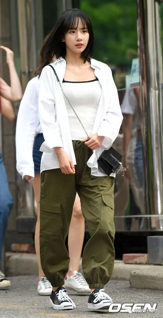 这位女团爱豆最爱的宽松束脚裤,果然衣服都是靠颜值撑起来的